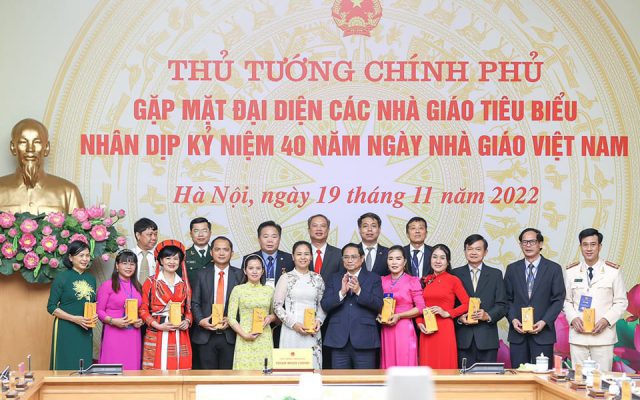 Thầy giáo Đinh Văn Hoản, hiệu trưởng Trường Cao đẳng Kinh tế và Công nghệ Nam Định được thay mặt cho ngành giáo dục nghề nghiệp của tỉnh Nam Định tham dự cuộc gặp mặt của thủ tướng chính phủ